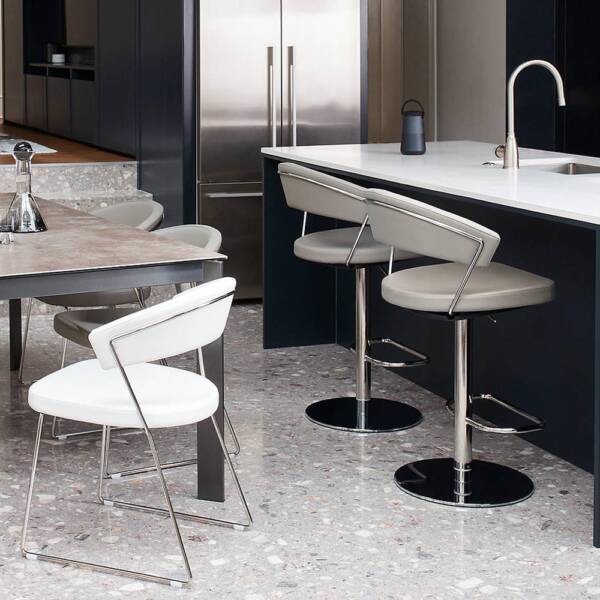 New York barstool Julian Foye