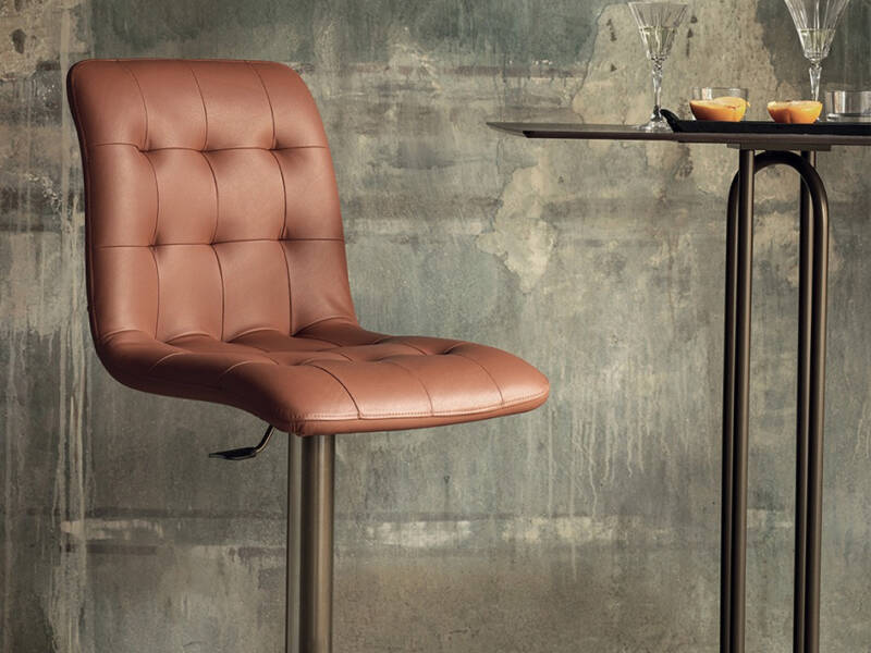 Kuga Barstool