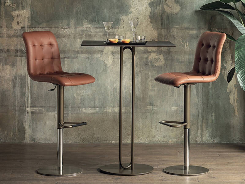 Kuga Barstool