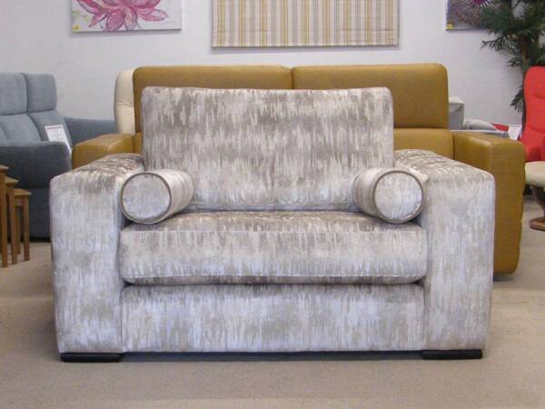 Meridian Minster Loveseat
