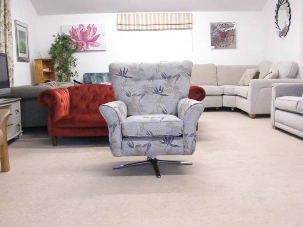 Memphis Swivel Chair