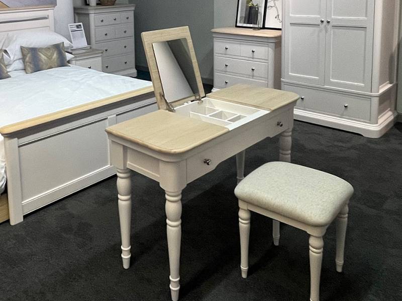 Abigail dressing table